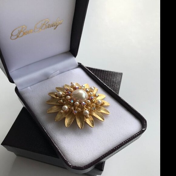 Starburst Floral Brooch/Pin Pearls/Rhinestone Gold finish costume Vintage 2" - Picture 3 of 16